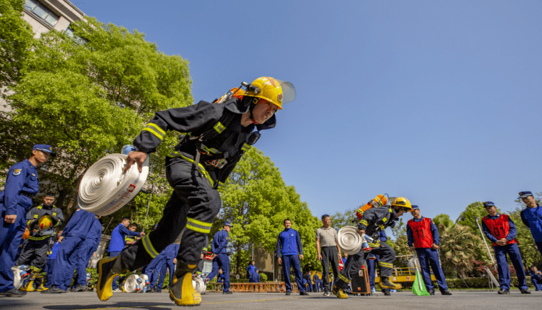棒球季后赛，江南铁骑队与东海海豚队强势反弹，体能对抗拉满！年轻人站出来了(大连棒球俱乐部)