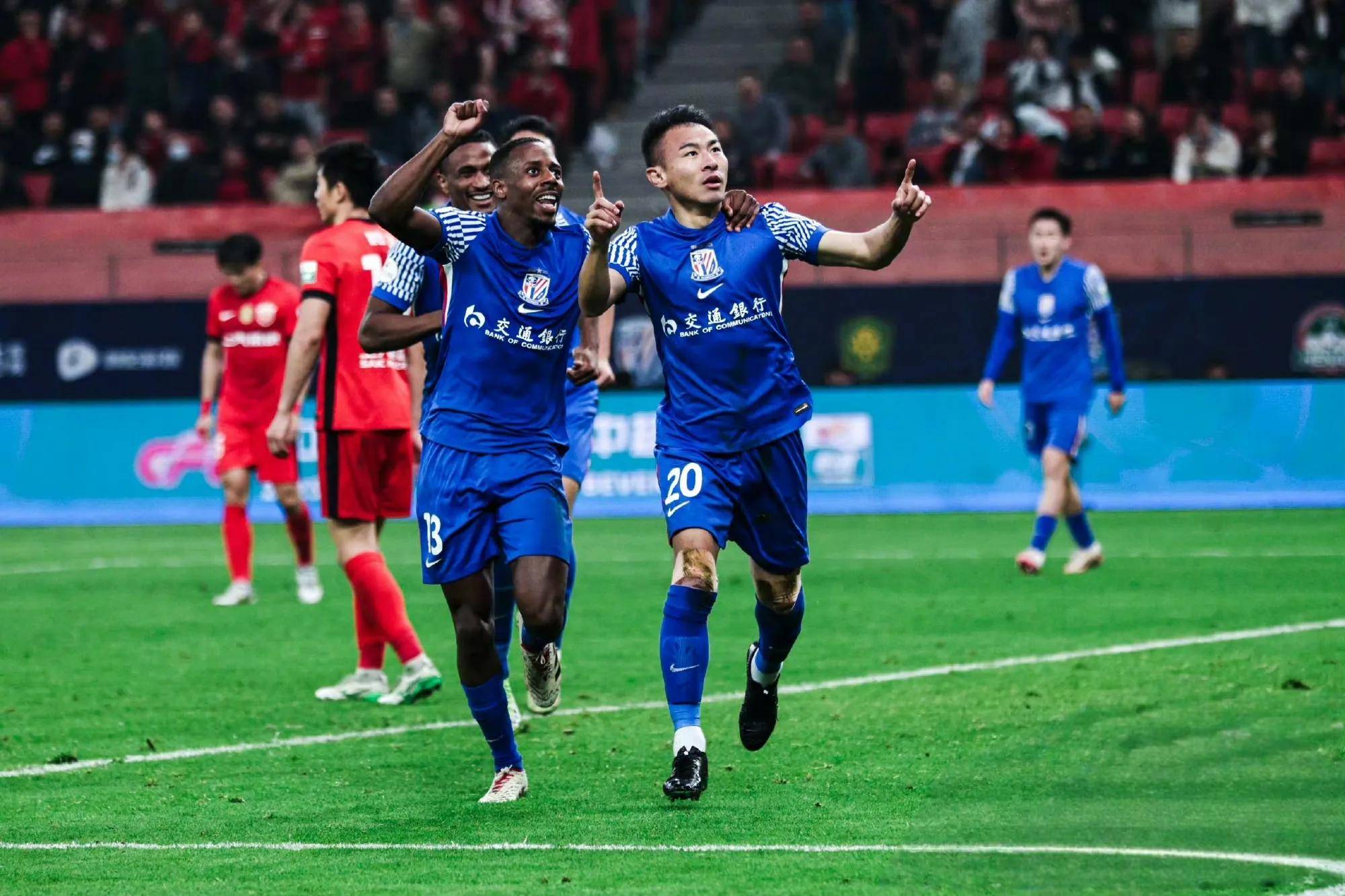 包含赛后上海申花调整名单以备社区盾；复出首秀环节打磨；震撼外界；赛程密集仍需轮换的词条